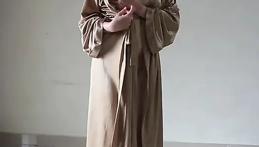 Gadis tobrut Indonesia dengan jubah satin seksi lagi asik