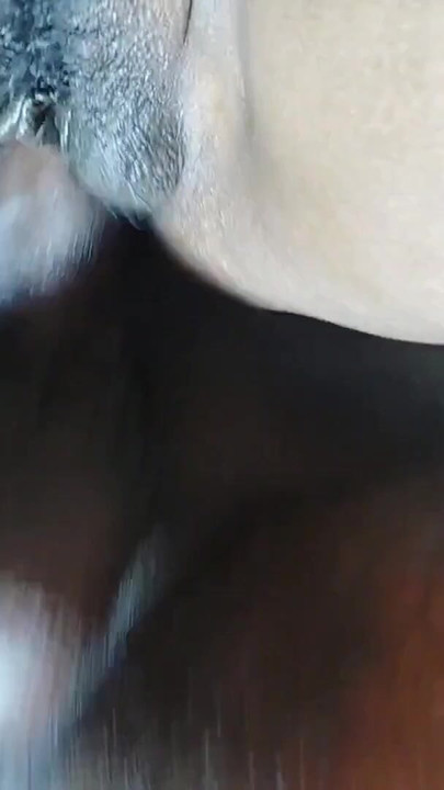 インドの熟女は部屋で荒いセックスをし、creampiedます | クリップ 2