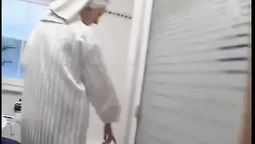 Сладкая тинка с маленькими сиськами трахает киску дилдо и сосет хуй в ванной