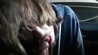 Chupando amigo de 23 anos no carro engolir porra