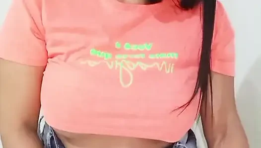 Esmer kadın yengeçle