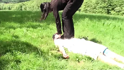Hukuman trampling di luar ruangan dengan sepatu berlumpur