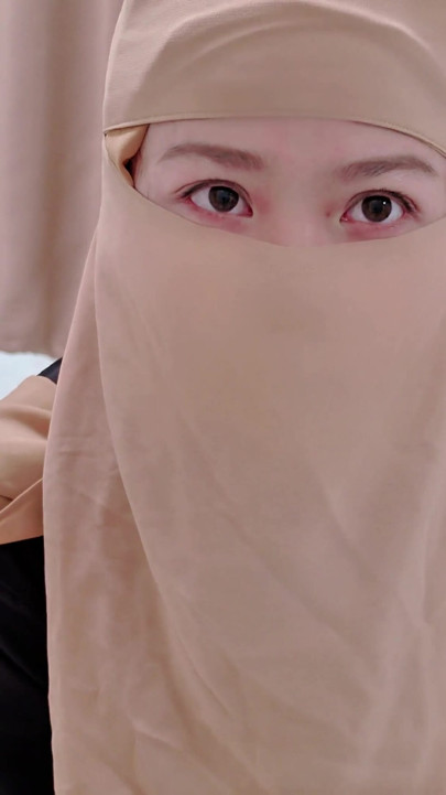 Pov: gadis berhijab abaya menggoda pria kulit hitam dengan tubuh sensual. | Klip 2
