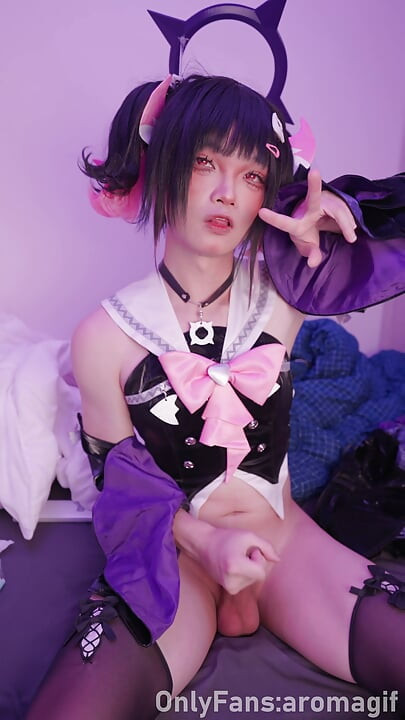 ZZZ-Cute femboy cosplay Nangong Yu masturbándose y corrida