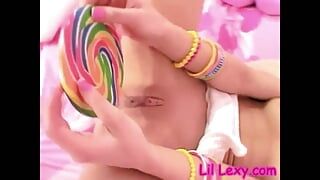 Lil Lexy masturbieren mit Lollipop Solo