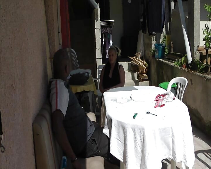 Veliki crni kurac jebe plavokosu milfu na terasi.