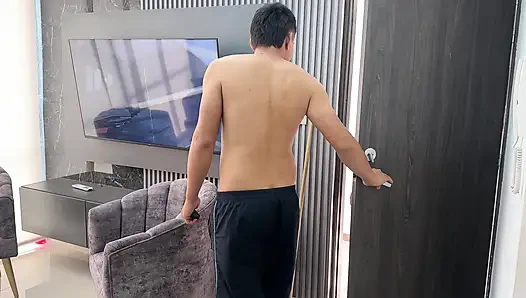 Seksi büyük götlü komşum müziğim yüzünden kızgın evime geliyor, onu memnun etmek için onu baştan çıkarmaya ve sert sikmeye karar veriyorum