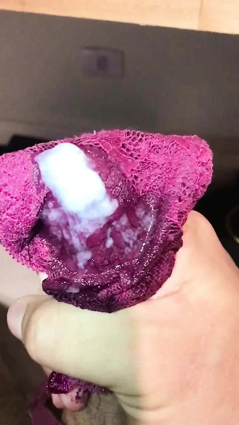 人妻带着湿内裤的味道回家，而她洗澡，我需要奶油内裤