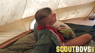 Scoutboys Logan Cross verleid en rauw geneukt door een zwaargeschapen Dillon Stone