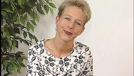 Blondine mit kurzen haaren spielt beim casting mit ihrer möse