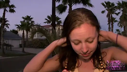 Kami bertemu dengan gadis kampus seksi ini di texas saat liburan musim semi