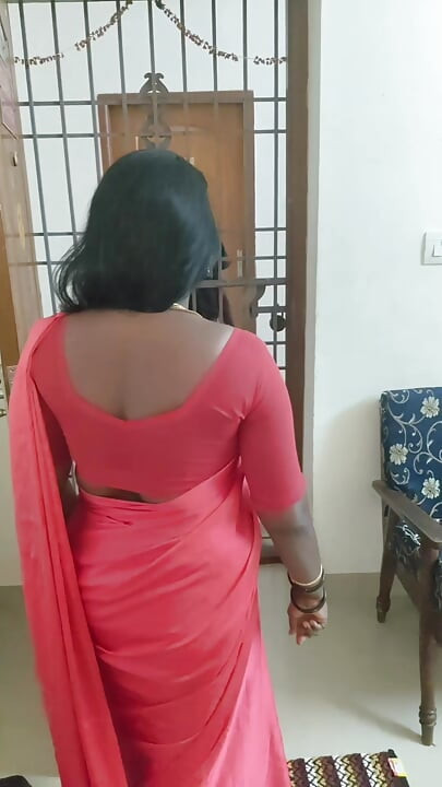 Un réparateur de fan trompe une femme au foyer solitaire pour la faire baiser