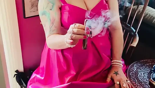 Pink, um die jungs zum zwinkern zu bringen! Tina snua in einem lederkleid, raucht eine zigarre
