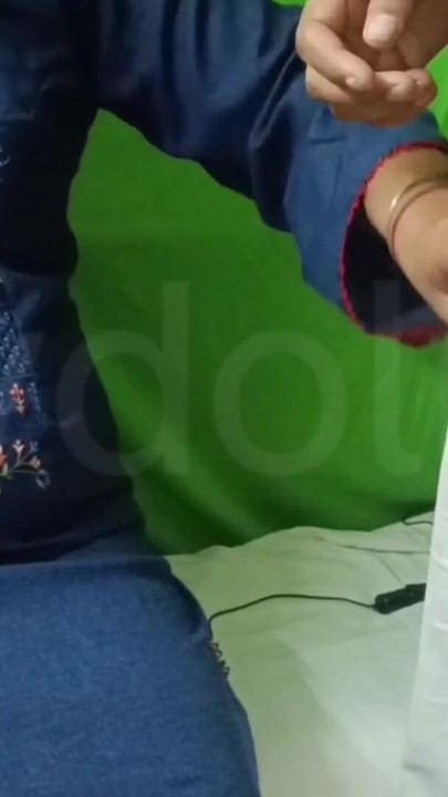 Morate vidjeti trenutak iz "Vruća teta seks s mlađim susjedom trailer"