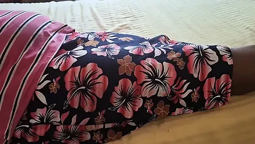 Orta yaşlı seksi üvey anne yatakta dinlenirken