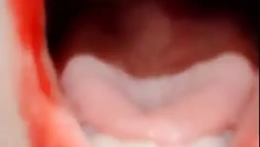 Roter lippenstift mit mund-tour