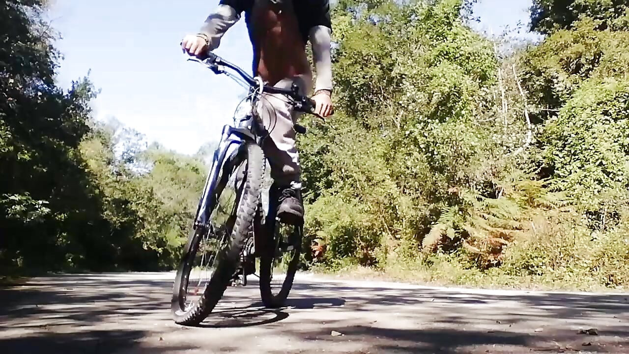 年轻人玩他的自行车, 屁股里有假阳具