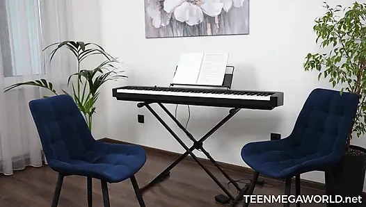 Azgın öğrenci büyük memeli Mila Pie'ı vahşi sekse baştan çıkarıyor - fuckstudies