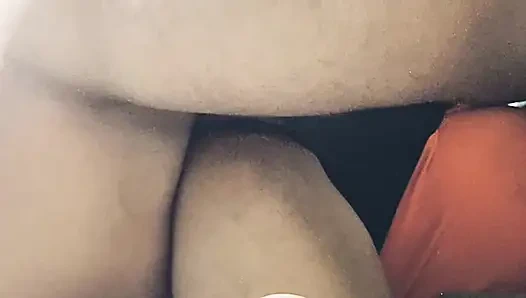 Orta yaşlı seksi kadının büyük amına her şeyi sokmak için harika bir pozisyon.