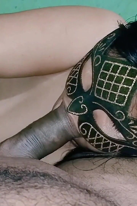 Hintli arkadaş üvey anne sakso çekiyor ve sikişiyor