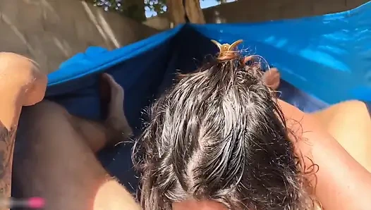 Tüm döllerini dışarıda hamakta yutıyorum