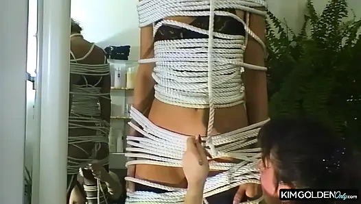 Sinnliche Seilbondage mit leidenschaftlichen Frauen