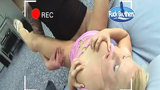 Pesta seks bondage mani muncrat terikat dengan pirang panas