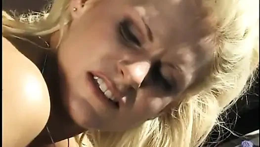 Ебарь лижет сливки из огромных сисек крошки, прежде чем они шпилятся у бассейна