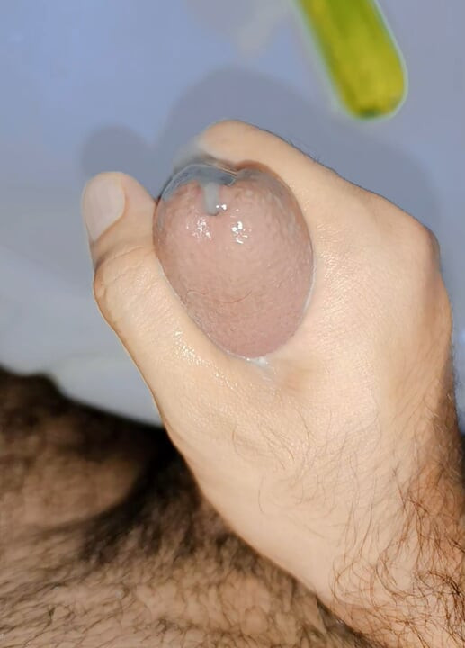 Slatki pakistanski femboy koji se igra s krastavcem tjera ogroman sok da svrši