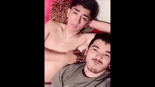 Tatlı str8 yatakta güzel bir sakso çekiyor