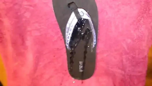 Cum lekeli teva sandal alır büyük cumshot