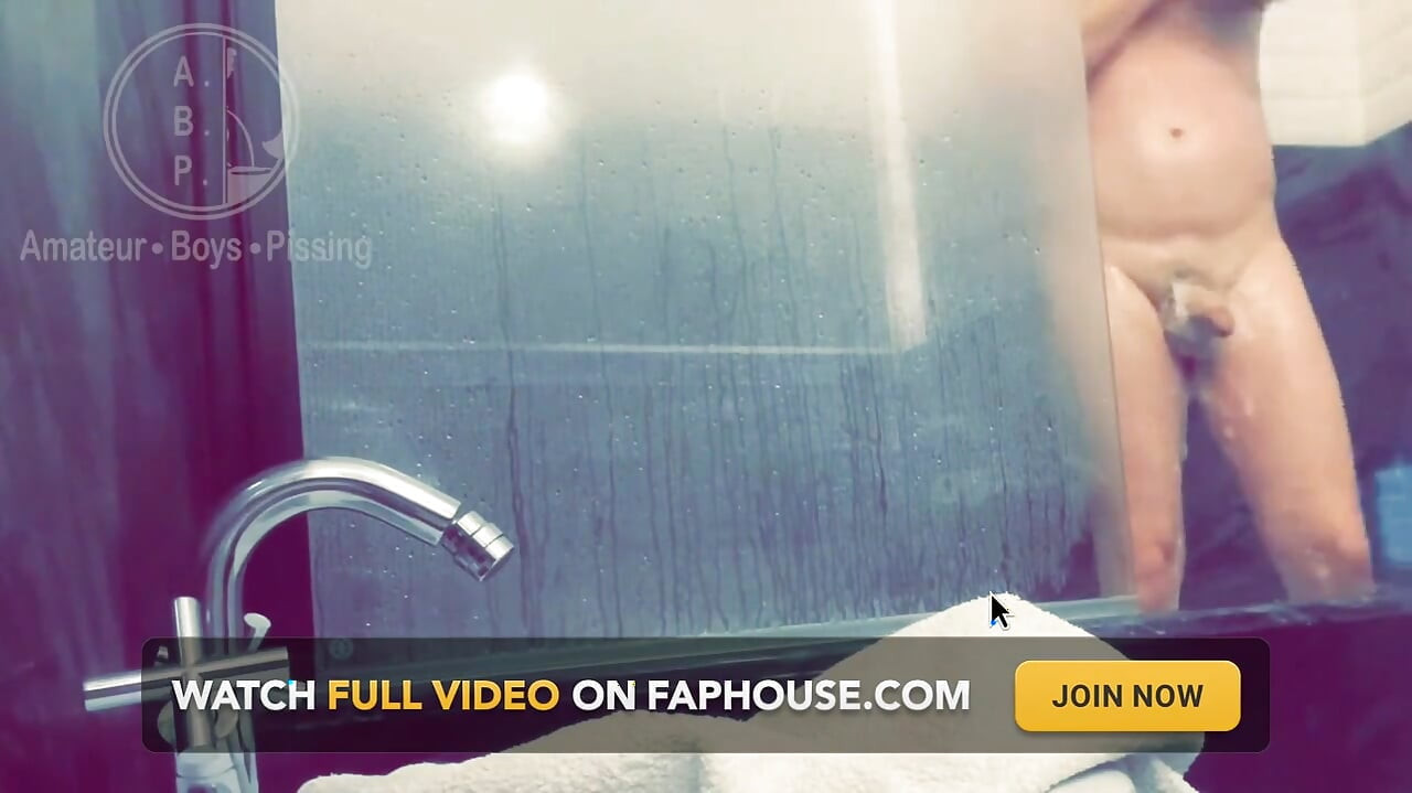 白い肌の赤毛のルームメイトがシャワー中におしっこをしているところを見つかる