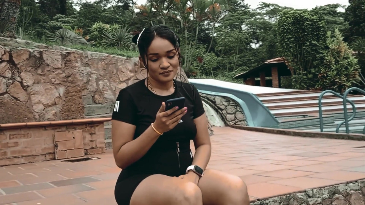 饥渴的拉丁大屁股操她的瑜伽教练 - 胖美女