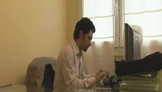 Şaplak atılan sarışın Fransız bebek götünü sert siktiriyor