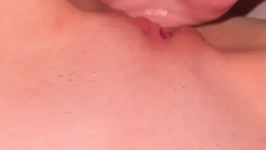 Ebeveynlerimiz evden uzaktayken azgın küçük üvey kız kardeşimi parmaklarım ve onu çok sert boşalttırıyorum