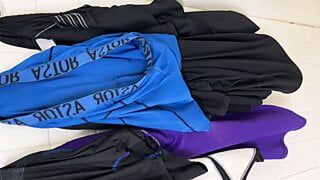Une grosse bite noire jouit sur des sous-vêtements sales dans les vestiaires du lycée