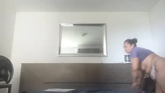 MILF masturbiert schließlich ihre große, saftige Muschi, während sie allein zu Hause ist