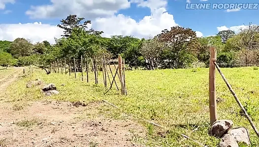 Сексуальную милфу в отчаянии за деньги трахнул фермер - видео от первого лица