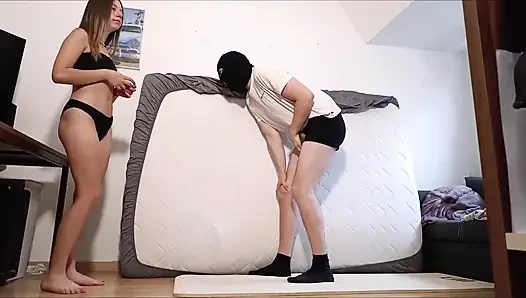 Ballbusting berdada dalam bikini