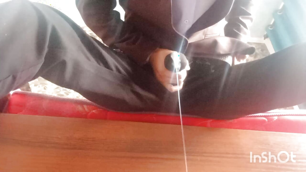 Suara mani muncrat meringis keras banget. Muncrat di celana. Slow Motion. Orgasme yang menghancurkan