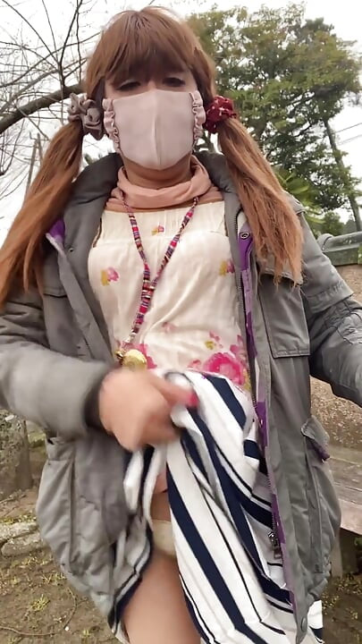 No. 165 朝の公園でパンティストッキングを見せびらかし、バイブレーターを設置している