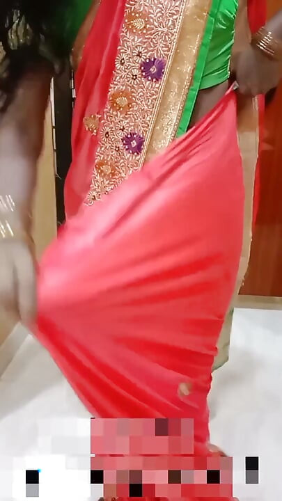 Une femme desi tamoule sombre séduit un étalon en sous-vêtements rouges - jeu de tétons, le cocu regarde ! Indianhotwifex