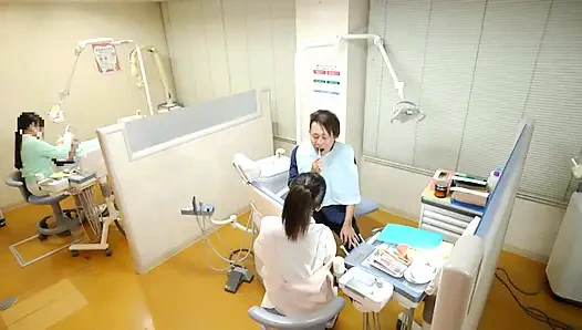 Gözlerini benimle kilitlemeye devam eden dişçi