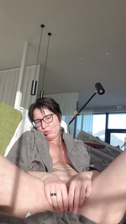 Mamă sexy Julie are orgasm la un loc de relaxare public | Clip 1