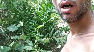 Дикая мастурбация в джунглях после того, как я сделала лед