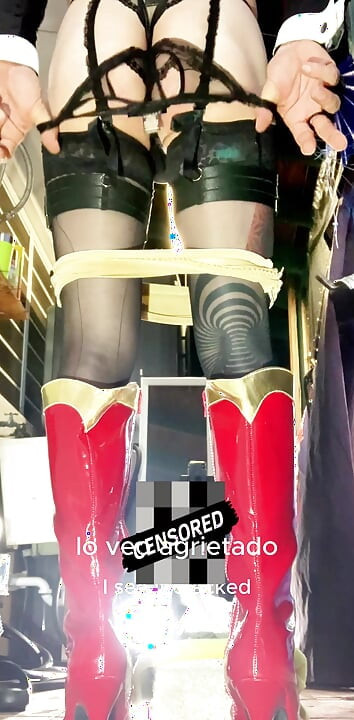 Urocza Femboy rozciąga tyłek do wzięcia ogromnego dildo!
