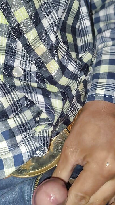 カウボーイがダッドにおしっこをかける