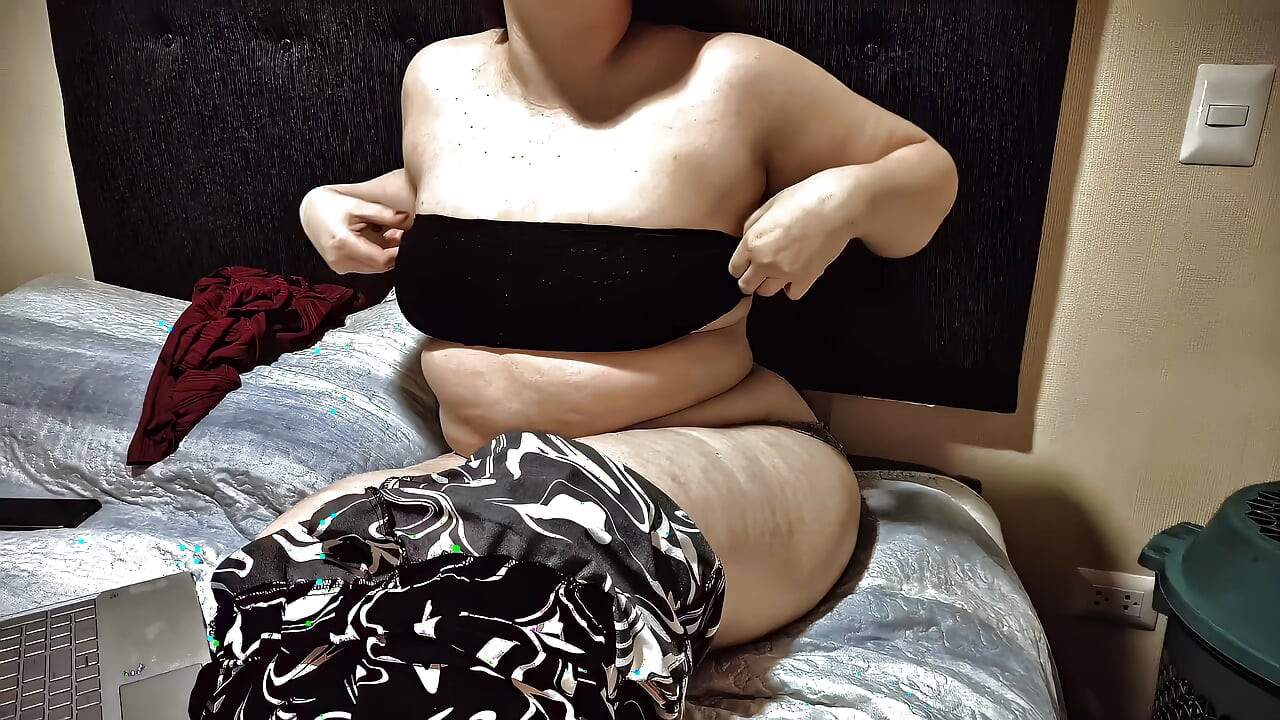妮可的睡前小吃脱衣, 挑逗和炫耀我的柔软大肚子