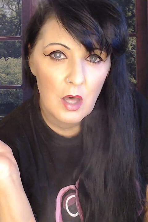 MILF Mouthy Smoke Inhales
