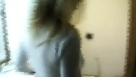 Blondes schätzchen verschlingt den großen schwanz des partners in leidenschaftlichem spiel